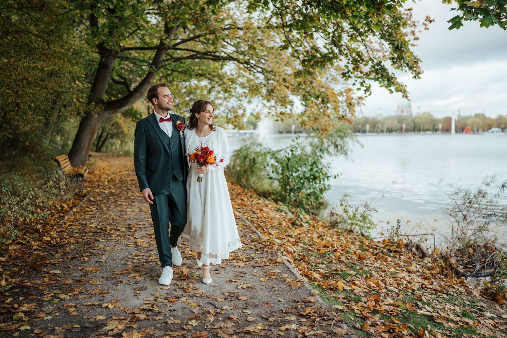 rautpaar beim Spaziergang am Herbst-Ufer des Maschsees in Hannover