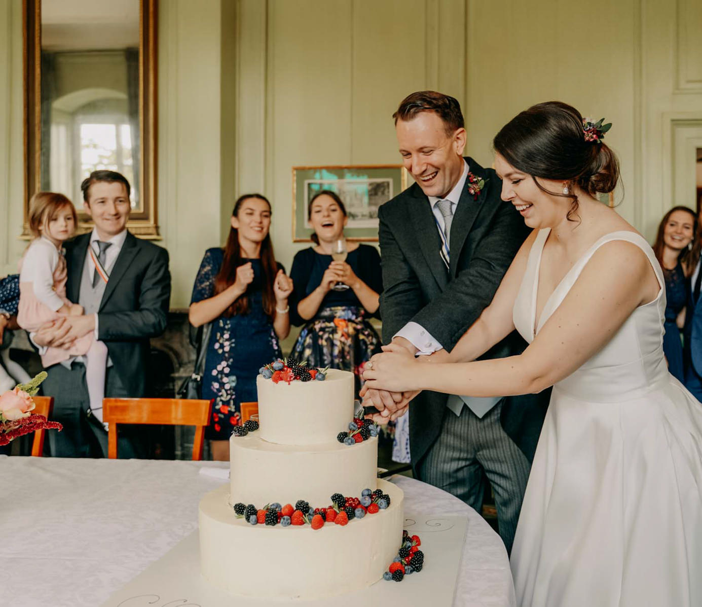 Brautpaar schneidet gemeinsam die Hochzeitstorte im Hardenbergschen Haus in Hannover an